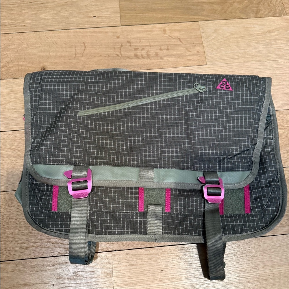 Vintage Nike ACG Messenger Laptop Travel Bag BA2762 076 RARE 2009 Dry Bag Duffle